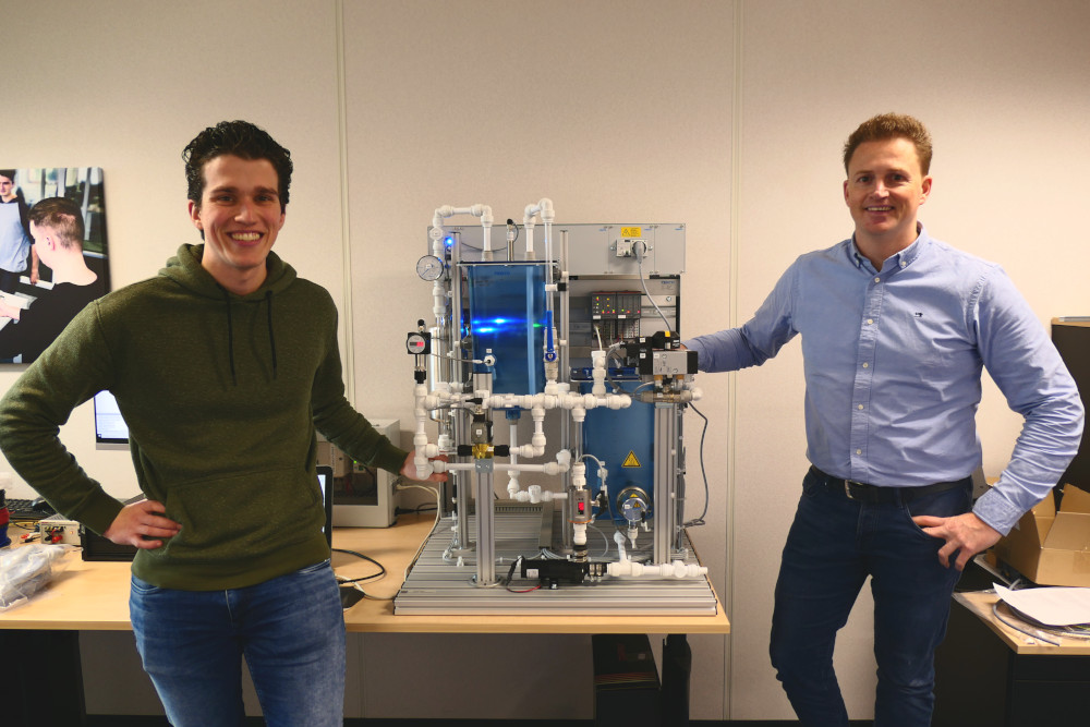 Nick van Kuijk (l) en Maurice Hoogers (r) bij het Festo Compact Workstation